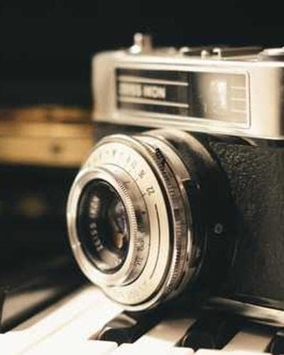 טי שירט שחורה